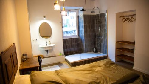 a bathroom with a bed and a shower and a sink at Casa Gatti BnB Gastronomia e Benessere in Motto