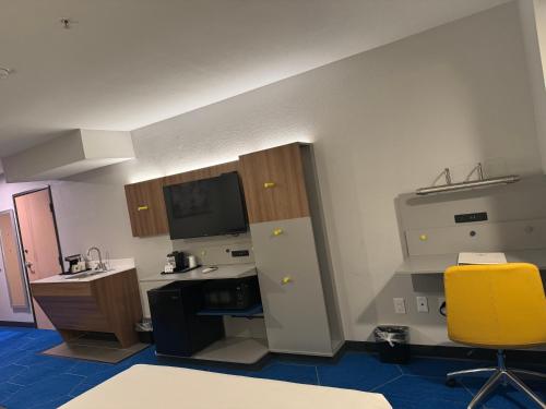 Η κουζίνα ή μικρή κουζίνα στο Microtel Inn and Suites Independence