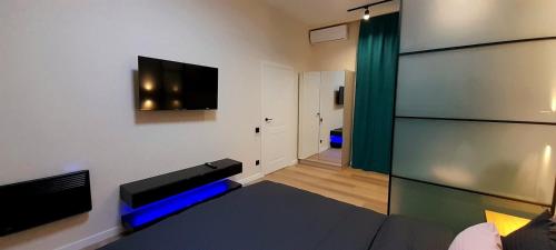 een woonkamer met een flatscreen-tv aan de muur bij Apartments in Galicia in Lviv