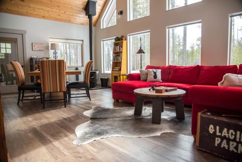 Posezení v ubytování Elk Street Retreat - Private Home near Glacier Park, Pet Friendly!