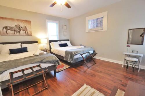 1 dormitorio con 2 camas, mesa y ventana en Housepitality - The Franklinton Inn - Location, en Columbus
