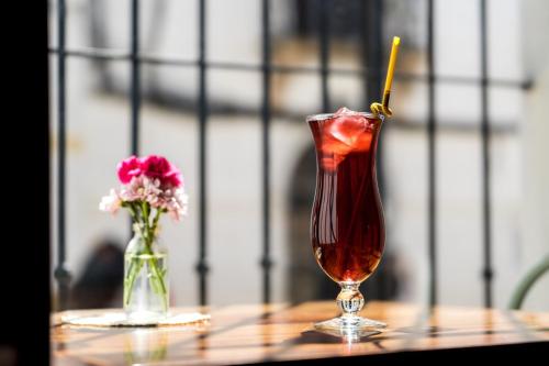 a drink with a straw in a glass on a table at Hotel Boutique La Posada in Sucre