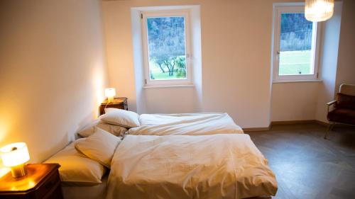 a bedroom with two beds and two windows at Casa Gatti BnB Gastronomia e Benessere in Motto