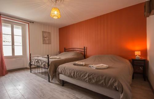 Ліжко або ліжка в номері Les chambres touristique Juléa