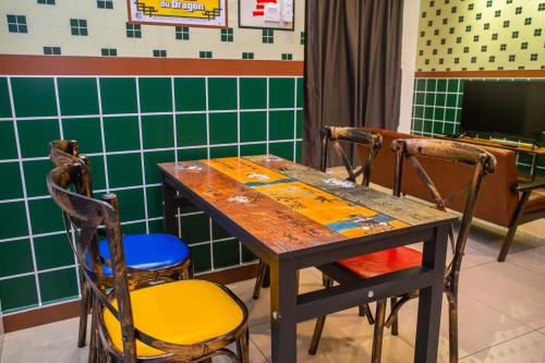 a table with two chairs and a table and a table at Mount Austin Manhanttan Sovo by Cactus Homestay in Johor Bahru