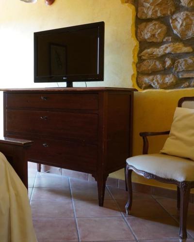 a tv sitting on top of a dresser in a room at Al Piccolo Borgo Locanda Con Alloggio in Castelnuovo Parano