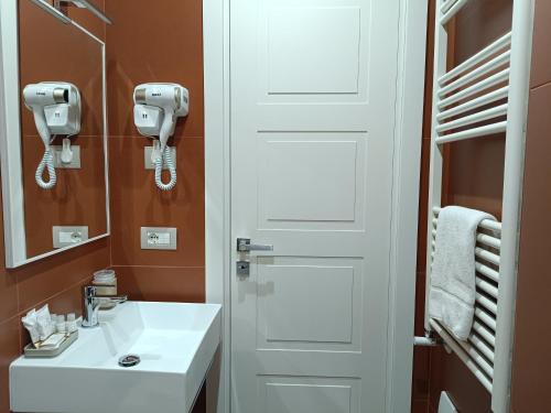 Bilik mandi di Schilizzi Hotel