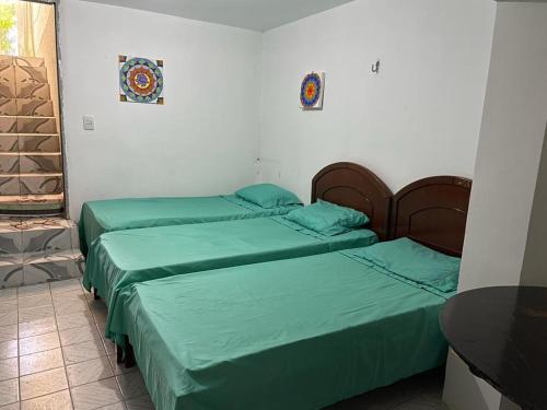 duas camas sentadas uma ao lado da outra num quarto em Castelo residencial - Entrada independente em João Pessoa