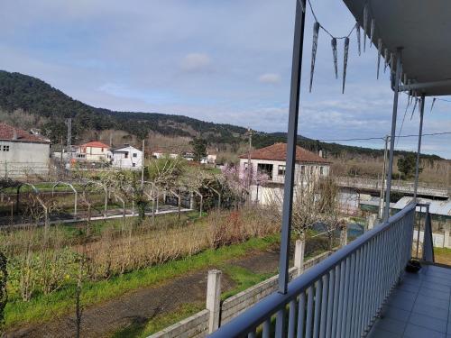 un balcón de una casa con vistas a la ciudad en A casa dos Puertos Casa independiente en el pueblo, 