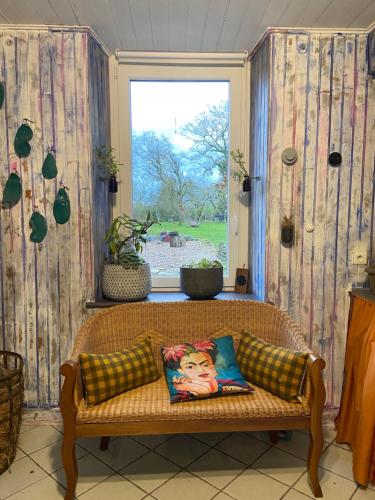 un sofá en una sala de estar con ventana en Dealettante glamping, en Bétaucourt