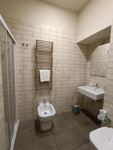 Bilik mandi di Schilizzi Hotel