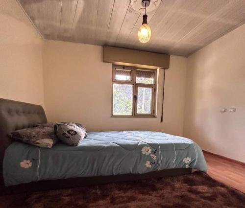 Schlafzimmer mit einem Bett und einem Fenster in der Unterkunft A Spacious 4BR 2 Bathroom Villa House @ Bole DT in Addis Abeba