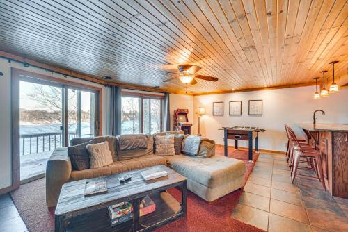 Χώρος καθιστικού στο Rice Lake Cabin Retreat with Red Cedar Lake Access!