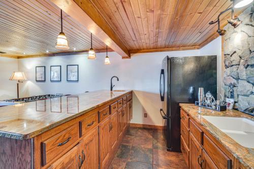 Ένα μπάνιο στο Rice Lake Cabin Retreat with Red Cedar Lake Access!