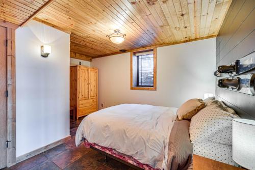 Ένα ή περισσότερα κρεβάτια σε δωμάτιο στο Rice Lake Cabin Retreat with Red Cedar Lake Access!