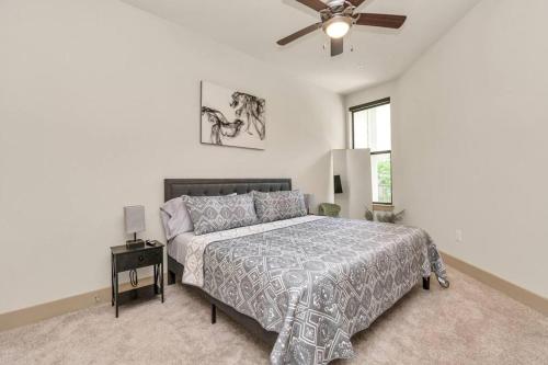um quarto com uma cama e uma ventoinha de tecto em Lively Modern 1-Bedroom in Med Center em Houston
