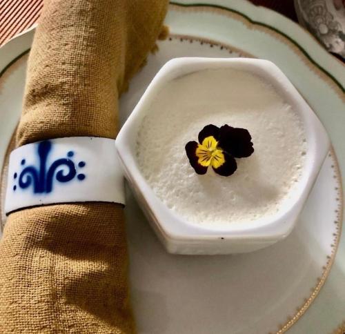 un tazón de arroz con una flor en un plato en Dealettante glamping, en Bétaucourt