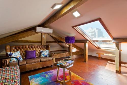 un soggiorno con un divano e una finestra di HC Villa Douro a Vila Nova de Gaia