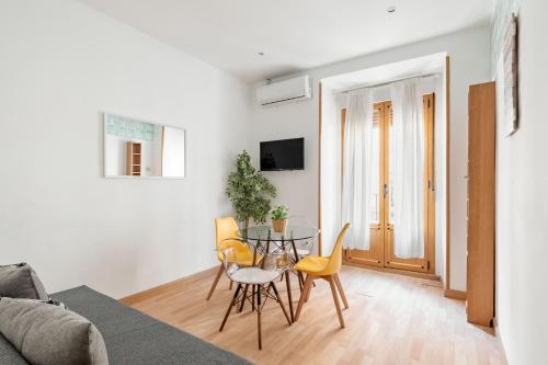 a living room with a table and chairs at Atocha - Acogedor apartamento, centro de Madrid in Madrid