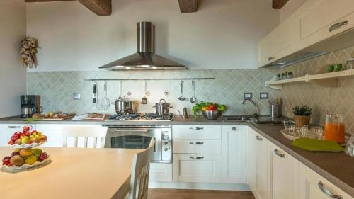 Dapur atau dapur kecil di Casale con vista colline