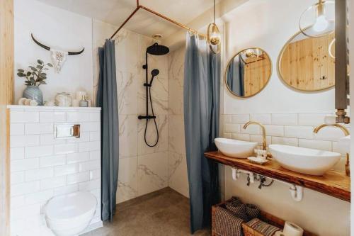 a bathroom with two sinks and a shower at Kresy Wschodnie in Okszów
