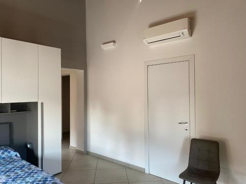 um quarto com uma cama e uma parede branca em Appartamento Galliera em San Venanzio