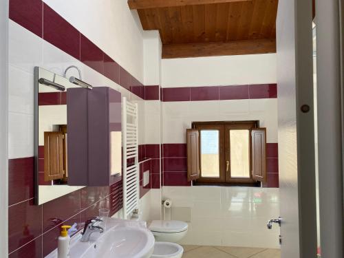 y baño con lavabo y aseo. en Appartamento Galliera, en San Venanzio