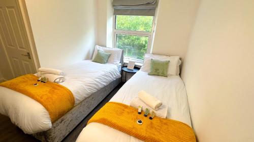 Postel nebo postele na pokoji v ubytování Contractor Stays by Furnished Accommodation- 2 bed House - Both rooms are En-Suite - WiFi - Central Location