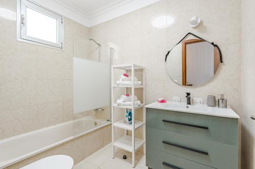 ein Badezimmer mit Waschbecken und Spiegel in der Unterkunft Calm Palmar By W Tenerife in Palm-mar