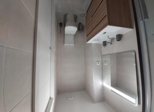 聖塞巴斯蒂安德洛斯雷耶斯的住宿－Studio Europa 30，一间带水槽和镜子的小浴室