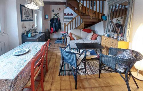 un salon avec une table et des chaises dans l'établissement 2 Bedroom Lovely Home In Pleumeur-Bodou, à Pleumeur-Bodou
