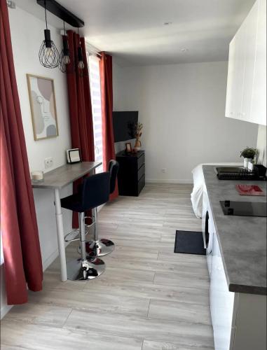 Cette chambre comprend un bureau et un lit. dans l'établissement Eiffel Tour Cosy terracota, à Paris