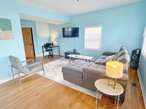 uma sala de estar com um sofá e uma mesa em Housepitality - The Bliss Lodge - Large House em Columbus