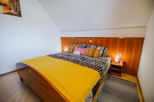 チャテジ・オプ・サヴィにあるHoliday Home Oxiの木製のヘッドボードが付いた大きなベッドのある寝室