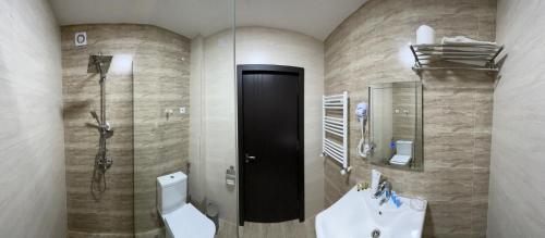 uma casa de banho com um WC, um lavatório e um chuveiro em Hotel Galileo Lagodekhi em Lagodekhi