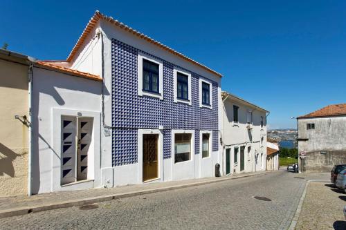 ヴィラ・ノヴァ・デ・ガイアにあるHC Villa Douroの通路脇の青白の建物