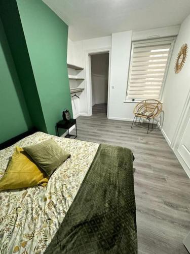 une chambre avec un lit et un mur végétal dans l'établissement Appartement Dunkerque, à Dunkerque