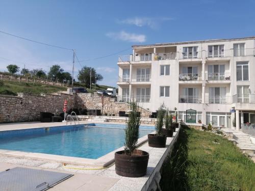 a building with a swimming pool in front of a building at Каравана под наем с невероятна морска панорама in Balchik