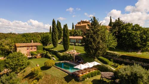 una vista aérea de una finca con piscina en Castello Di Vicarello en Sasso dʼOmbrone