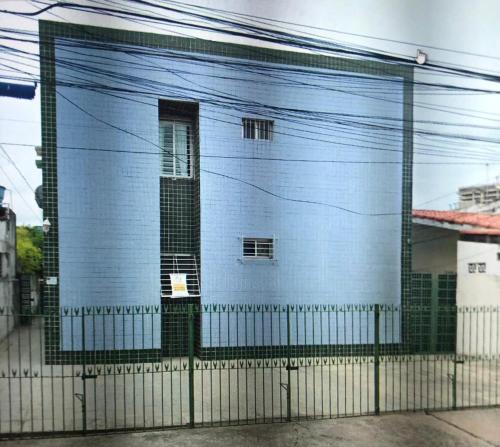 ein Gebäude mit einem Zaun davor in der Unterkunft Apto Olinda Casa Caiada ao lado do Shopping in Olinda