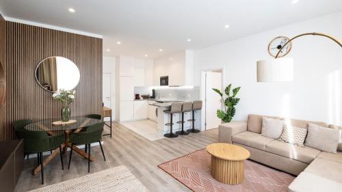 Ruang duduk di Skyline Lofts by LovelyStay