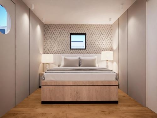 um quarto com uma cama grande e 2 candeeiros em La Mare Resort em Gotemburgo