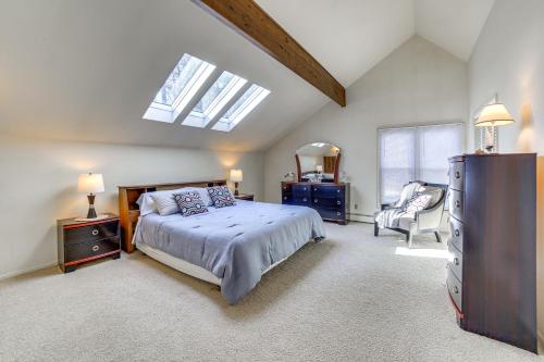 1 dormitorio con cama, tocador y espejo en Lake Michigan Home with Private Beach and Deck!, en Menominee