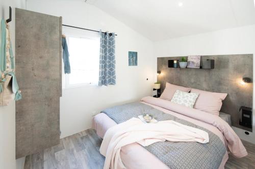 une chambre avec deux lits et une fenêtre dans l'établissement Chalet Bord de Mer, à Gouville-sur-Mer