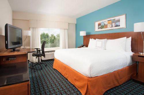 una camera con letto e TV a schermo piatto di Fairfield Inn Charlotte Gastonia a Gastonia