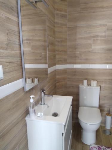 モンシケにあるVIVENDA AZULのバスルーム(白い洗面台、トイレ付)