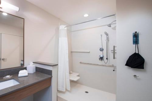 biała łazienka z prysznicem i umywalką w obiekcie Fairfield Inn Charlotte Gastonia w mieście Gastonia