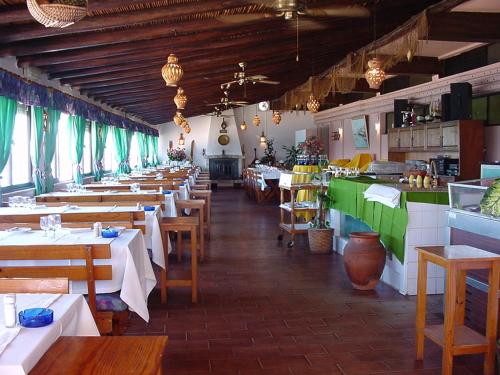 A restaurant or other place to eat at Aeromar