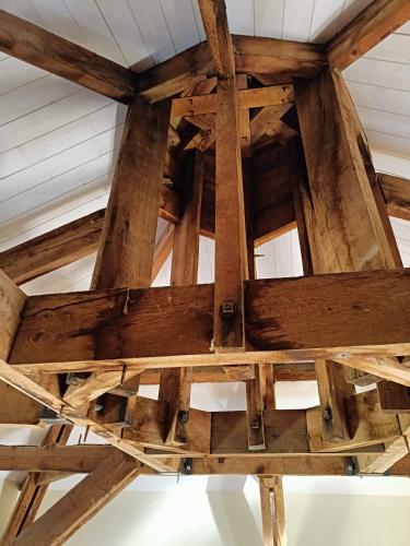 a wooden ceiling in a room with wooden beams at Chambres d'hôtes au Château de Gizeux in Gizeux