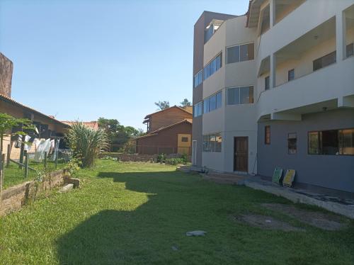 an empty yard in front of a building at Cobertura Prédio 15 m Ar Livre in Laranjal
